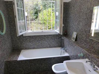 Salle de bains dans l'établissement Villa LA TEIGNOUSE entre lac et océan terrasse et jardinet pour 6 personnes