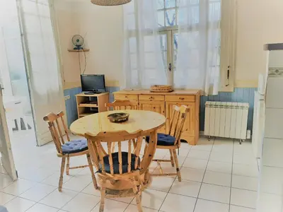 Cuisine ou kitchenette dans l'établissement Appartement cosy 4 pers, proche plage et commerces, Capbreton - FR-1-239-887