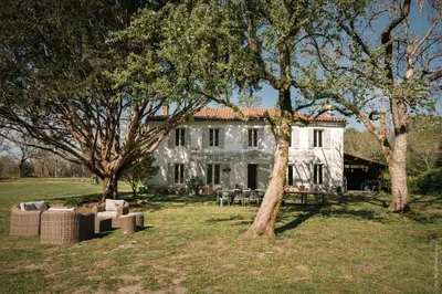 Jardin de l'établissement Entre Chênes et Pins - Gîte de groupe 3 étoiles