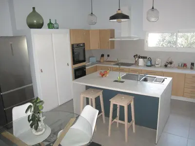 Cuisine ou kitchenette dans l'établissement Villa MAGDA à 30 mn mer pour vacances ou cure