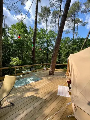 Piscine de l'établissement Tente Indiana Pins - La Téouleyre ou située à proximité
