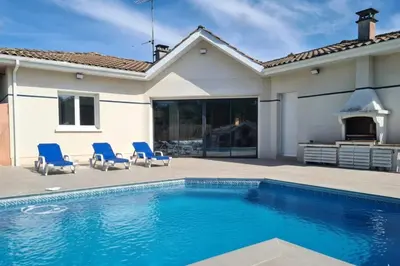 Piscine de l'établissement Bassin d'Arcachon belle villa moderne 4 chambres et piscine privée ou située à proximité