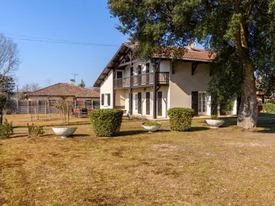 Jardin de l'établissement Holiday Home Les Chênes by Interhome