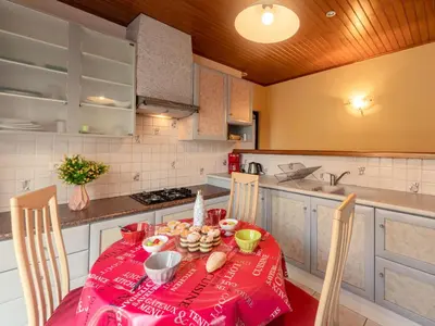 Cuisine ou kitchenette dans l'établissement Holiday Home La Gare by Interhome