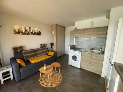 Cuisine ou kitchenette dans l'établissement Appartement proche plage avec piscine, parking et animaux admis - FR-1-413-215