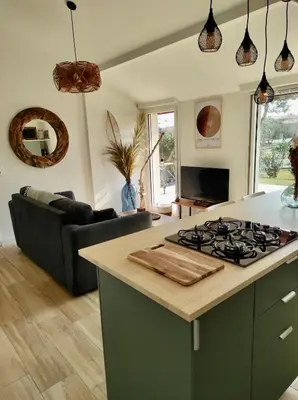 Cuisine ou kitchenette dans l'établissement Maisonnette neuve plage et commerces à pied