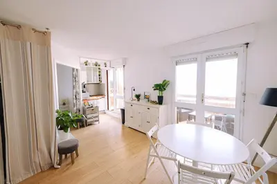 Coin salon dans l'établissement Appart cosy proche de la plage.