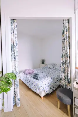 Un ou plusieurs lits dans un hébergement de l'établissement Appart cosy proche de la plage.