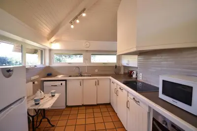 Cuisine ou kitchenette dans l'établissement Tiokers - Hossegor - Confortable villa sur terrain clos idéalement située entre lac et Océan et à 1200m du centre ville