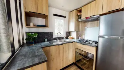 Cuisine ou kitchenette dans l'établissement Camping Officiel Siblu La Plage
