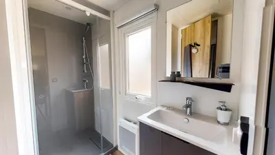 Salle de bains dans l'établissement Camping Officiel Siblu Le Pipiou