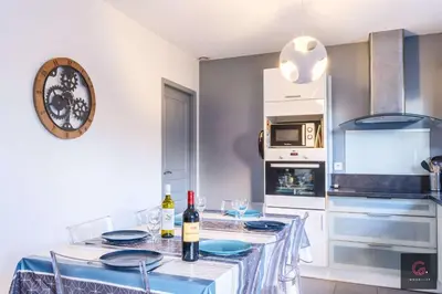 Cuisine ou kitchenette dans l'établissement Biscarrosse Bourg Maison tout confort en centre ville
