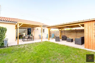 Jardin de l'établissement Biscarrosse Bourg Maison tout confort en centre ville