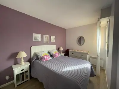 Un ou plusieurs lits dans un hébergement de l'établissement Charmant appartement à 50m de la plage avec terrasse, parking privé et balcon aménagé - FR-1-413-216