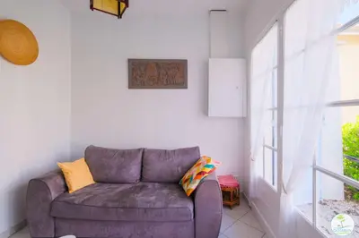 Coin salon dans l'établissement Sanguinet Charmante maison avec jardin pour 6 personnes