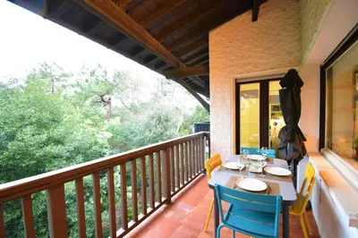 Balcon ou terrasse dans l'établissement Bourret - Bel appartement avec grande terrasse - rénové avec goût proche centre ville, lac et plages d'HOSSEGOR