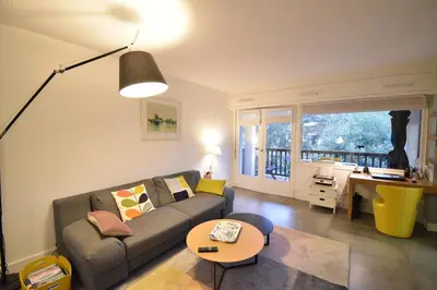 Coin salon dans l'établissement Bourret - Bel appartement avec grande terrasse - rénové avec goût proche centre ville, lac et plages d'HOSSEGOR