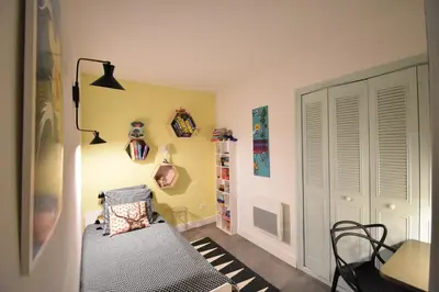 Un ou plusieurs lits dans un hébergement de l'établissement Bourret - Bel appartement avec grande terrasse - rénové avec goût proche centre ville, lac et plages d'HOSSEGOR