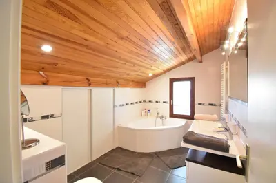 Salle de bains dans l'établissement Cigalon - Hossegor - Villa Landaise avec superbe Jardin et Piscine Chauffée
