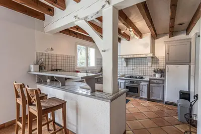 Cuisine ou kitchenette dans l'établissement Cigalon - Hossegor - Villa Landaise avec superbe Jardin et Piscine Chauffée