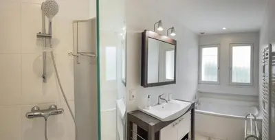 Salle de bains dans l'établissement Cigalon - Hossegor - Villa Landaise avec superbe Jardin et Piscine Chauffée