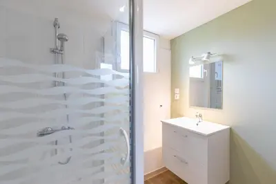 Salle de bains dans l'établissement Grande maison avec SPA et sans vis-à-vis
