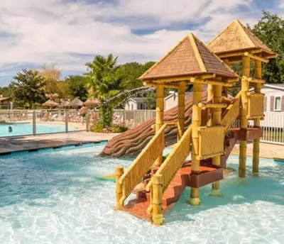 Piscine de l'établissement mobil-home 6 places ou située à proximité