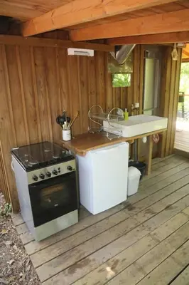 Cuisine ou kitchenette dans l'établissement Cabane au cœur de la forêt des Landes de Gascogne