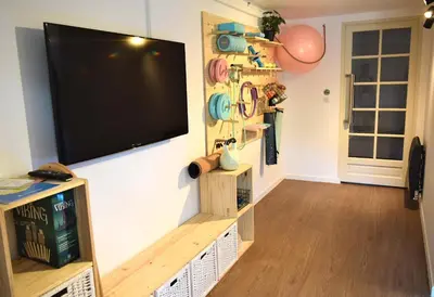 Télévision ou salle de divertissement dans l'établissement Julia Blue, Villa Hostal Naou Hossegor - sauna - salle de sport - wifi - netflix