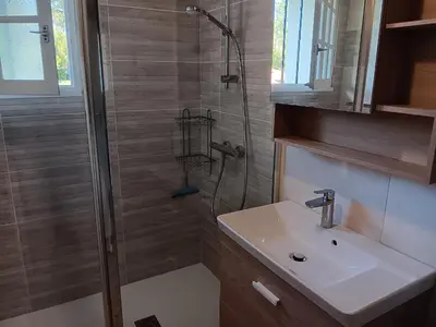 Salle de bains dans l'établissement Maison spacieuse avec jardin, proche commerces et plage, 6 couchages, parking privatif - FR-1-239-902