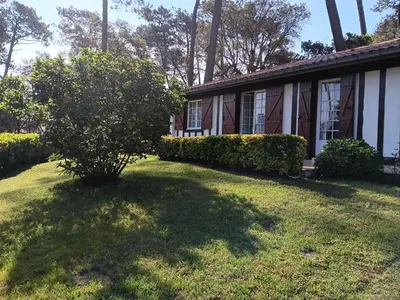 Jardin de l'établissement Maison spacieuse avec jardin, proche commerces et plage, 6 couchages, parking privatif - FR-1-239-902
