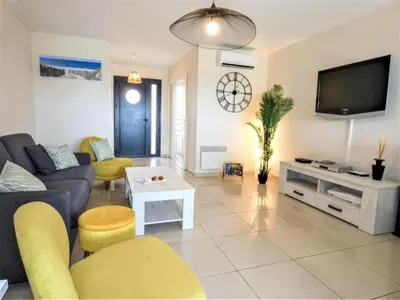 Télévision ou salle de divertissement dans l'établissement Maison au Bord de l'Océan
