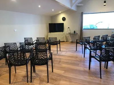 Télévision ou salle de divertissement dans l'établissement Domaine Baruteau