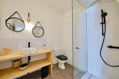 Salle de bains dans l'établissement Nid de Ruben, Villa Hostal Naou Hossegor Wifi Netflix Sauna