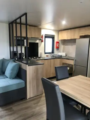 Cuisine ou kitchenette dans l'établissement Mobil home familial - 3 chambres - 45 m2 - N 211