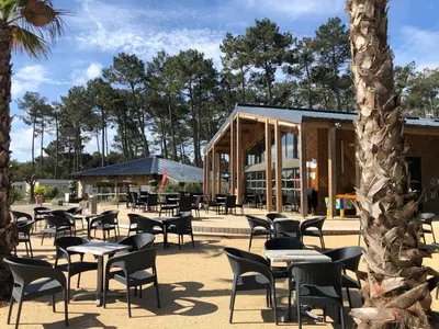 Restaurant ou autre lieu de restauration dans l'établissement Mobil home familial - 3 chambres - 45 m2 - N 211