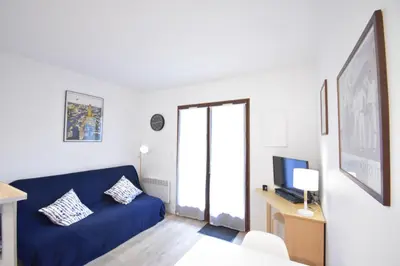 Télévision ou salle de divertissement dans l'établissement Balcons du port - Capbreton - A proximite immédiate du port de plaisance, studio en rez de chaussée avec cour dans résidence