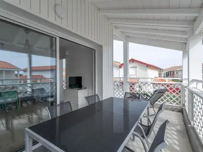 Télévision ou salle de divertissement dans l'établissement Appartement Neuf 3* à 100m de l'Océan avec Piscine pour 8 Personnes - Ménage Inclus - FR-1-50-113