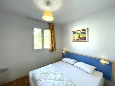 Un ou plusieurs lits dans un hébergement de l'établissement T3 Cabine avec Piscine, Parking, Animaux admis à Moliets-et-Maa - FR-1-379-162