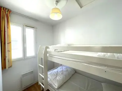 Un ou plusieurs lits dans un hébergement de l'établissement T3 Cabine avec Piscine, Parking, Animaux admis à Moliets-et-Maa - FR-1-379-162