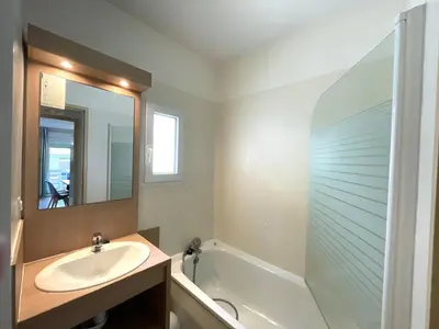 Salle de bains dans l'établissement T3 Cabine avec Piscine, Parking, Animaux admis à Moliets-et-Maa - FR-1-379-162