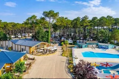 Plan de l'établissement Bungalow charmant à Saint-Julien-en-Born avec piscine partagée