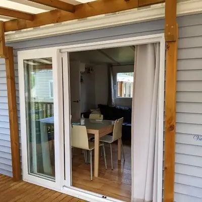 Bungalow chaleureux à Saint-Julien-en-Born avec piscine partagée