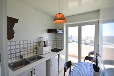 Cuisine ou kitchenette dans l'établissement Horizon - Hossegor appartement situé au deuxième et dernier étage d'une résidence avec ascenseur magnifique vue sur l'océan
