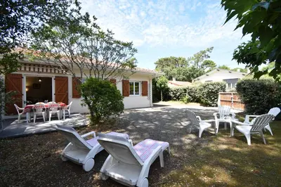 Jardin de l'établissement Anlga - Hossegor villa mitoyenne de plain pied rénovée avec jardinet clos et terrasse