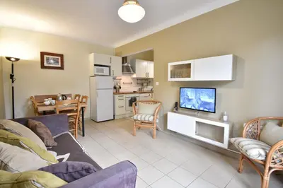 Cuisine ou kitchenette dans l'établissement Anlga - Hossegor villa mitoyenne de plain pied rénovée avec jardinet clos et terrasse