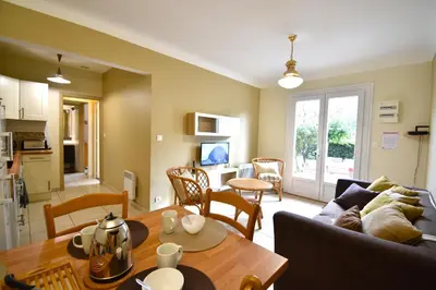 Cuisine ou kitchenette dans l'établissement Anlga - Hossegor villa mitoyenne de plain pied rénovée avec jardinet clos et terrasse