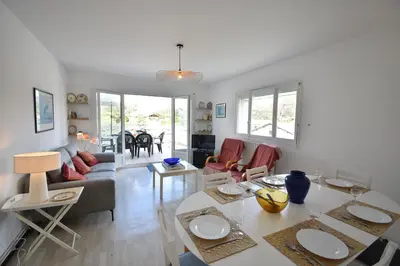 Coin salon dans l'établissement Ben et sou - Hossegor appartement avec agréable terrasse au premier étage d'une villa