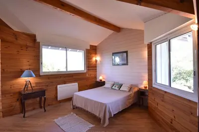 Un ou plusieurs lits dans un hébergement de l'établissement Sauges - Hossegor belle villa avec vue océan dans secteur calme entre lac et océan sur terrain non clos d'environ 1500 mètres car