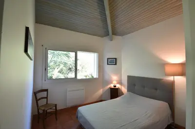 Un ou plusieurs lits dans un hébergement de l'établissement Sauges - Hossegor belle villa avec vue océan dans secteur calme entre lac et océan sur terrain non clos d'environ 1500 mètres car